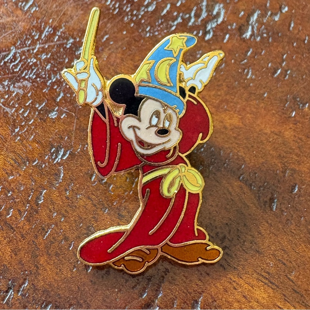 Disney Magical Sorcerer Mickey Pin - pre owned in very good condition
